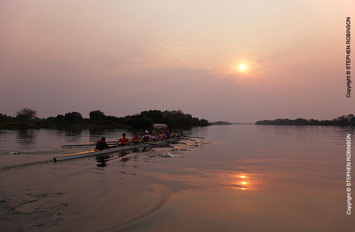 49_SZmR.9632-Rowing-on-Zambezi-UJ-Ladies'-Eight-&-Sunset
