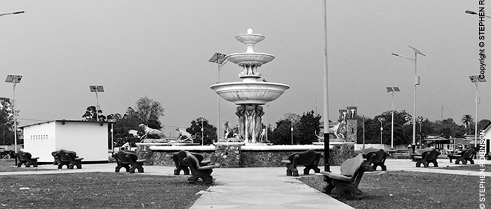 021_Pg48-UAf.95909BW-Town centre monument, Kolwezi