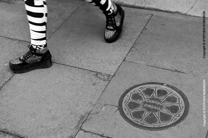 014_UArUk.5031BW-Street-Art-Roundel-Match-Girls-London