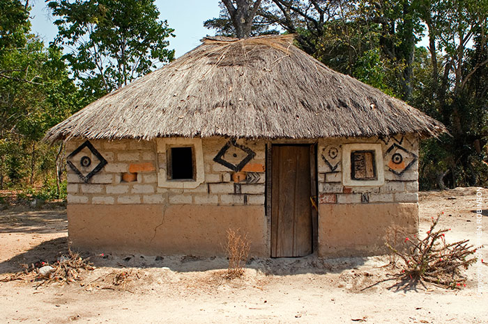 018_CZmA.8788-African-Painted-House