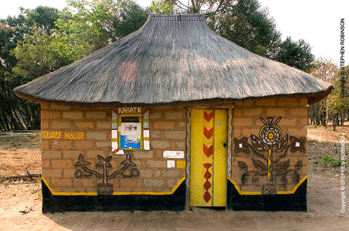 024_CZmA.8961-African-Painted-House-State-House
