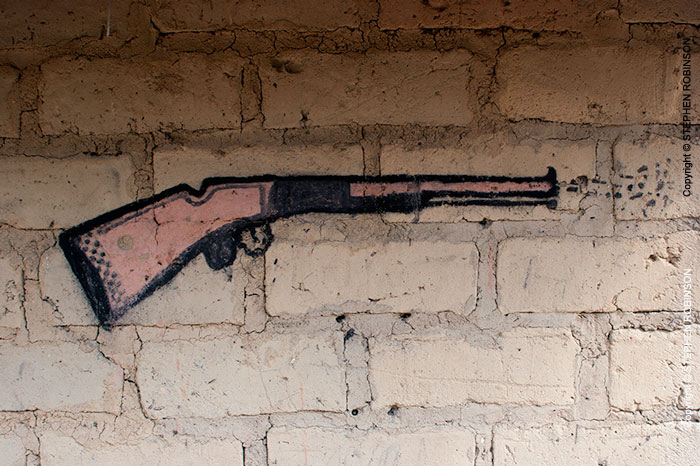 033_CZmA.8514-African-Painted-House-Gun-detail