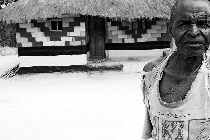 001_PZmN.8033BW-African-Painted-House-&-Owner-N-Zambia