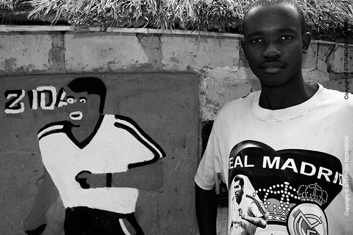 004_CZmA.8557BW-African-Painted-House-&-Owner-Football