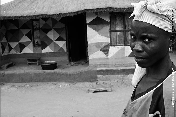 019_PZmN.8075BW-African-Painted-House-&-Owner-N-Zambia