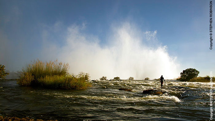 010_LZmS.2850-Victoria-Falls-&-Fisherman-Zambezi-R-Zambia