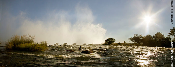 011_LZmS.28512-Victoria-Falls-&-Fisherman-Zambezi-R-Zambia