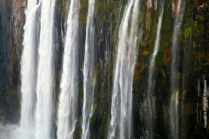 100_LZmS.1080-Victoria-Falls-close-up-Zambezi-R-