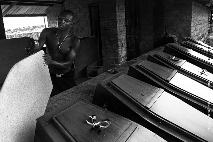 009_PZmCb.3029BW-Coffin-Makers-Zambia