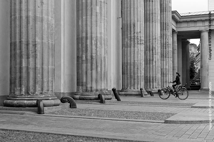 032_UDe.2010BW-Cyclist-Brandenburg-Gate-Berlin