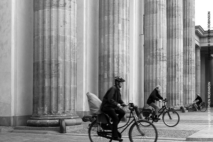 033_UDe.2009BW-Cyclists-Brandenburg-Gate-Berlin-