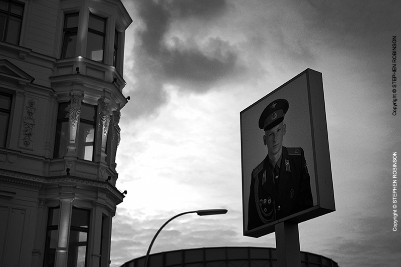 074_UDe_96273BW-Checkpoint-Charlie-Berlin